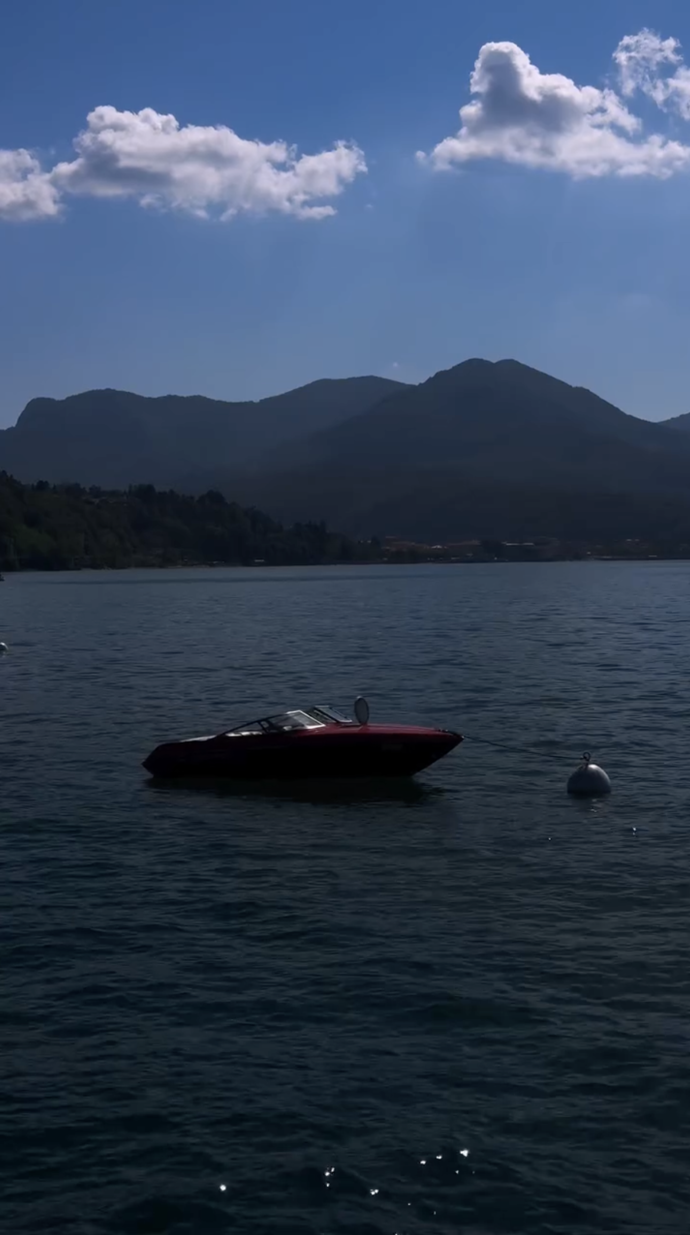 Novomanželé vsadili na romantickou svatbu v luxusním prostředí u vody.