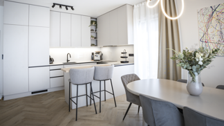 Rodina chtěla hlavně dost úložného prostoru. Designérka ho schovala tak, že ho skoro nevidíte Rodina chtěla hlavně dost úložného prostoru. Designérka ho schovala tak, že ho skoro nevidíte