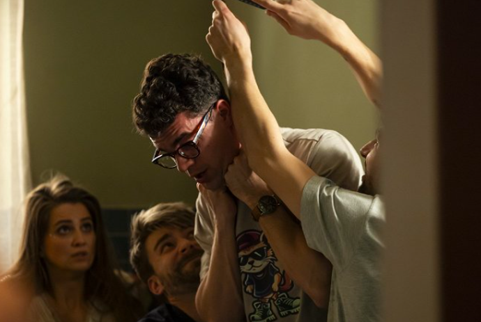 O vypjaté situace není v seriálu nouze