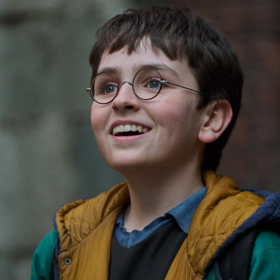Dominic McLaughlin jako Harry Potter v seriálu Harry Potter.