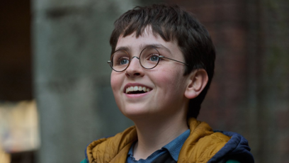 FOTO: Dominic McLaughlin jako Harry Potter v seriálu Harry Potter.