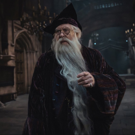 John Lithgow jako ředitel Brumbál.