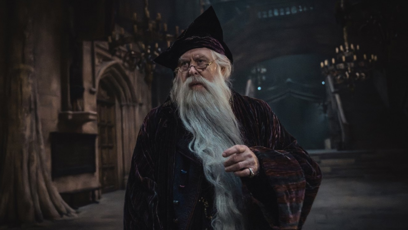 FOTO: John Lithgow jako ředitel Brumbál v seriálu Harry Potter.