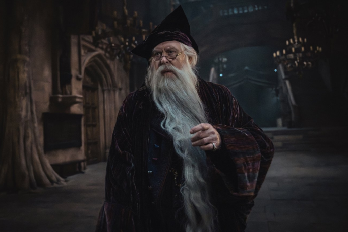 John Lithgow jako ředitel Brumbál.