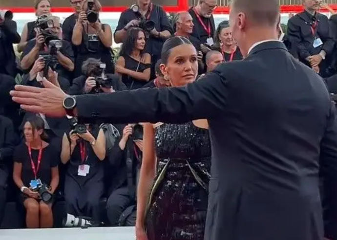 Uprostřed pózování ji ale vyrušil člen ostrahy s tím, že má ihned opustit červený koberec.