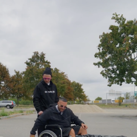 Rytmus se v kontroverzním reklamním videu objevil na invalidním vozíku.