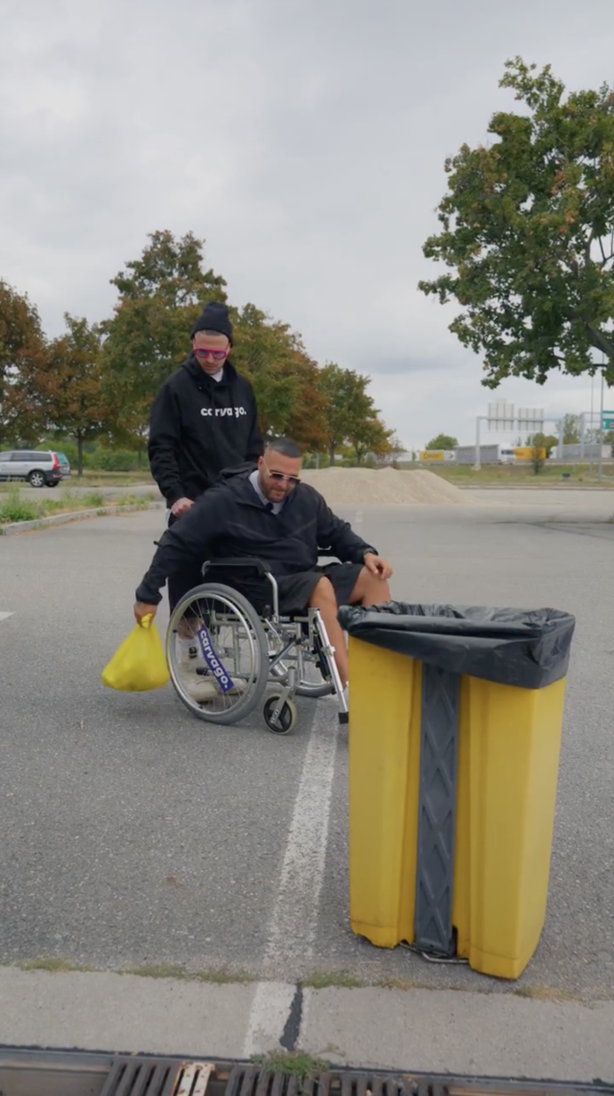 Rytmus se v kontroverzním reklamním videu objevil na invalidním vozíku.