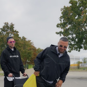 Rapper se během videa z vozíku zvedne.