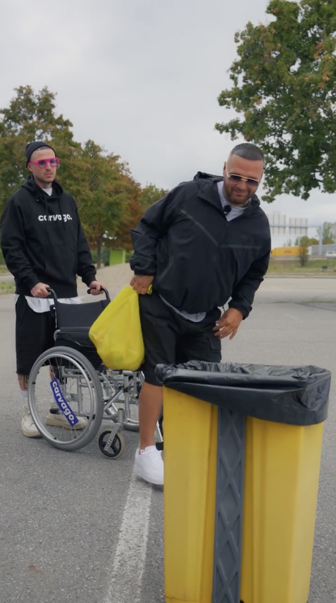 Rapper se během videa z vozíku zvedne.
