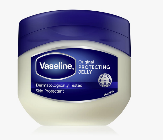 Vazelína Vaseline Original je všestranný prostředek, který vám pomůže zvlhčit suchou, popraskanou či jinak poškozenou kůži a také urychlí regeneraci drobných ran, škrábanců či popálenin. Vazelína vytváří na kůži ochrannou vrstvu, která zadržuje vlhkost a brání tak vysušování či poškozování pokožky. 61 Kč