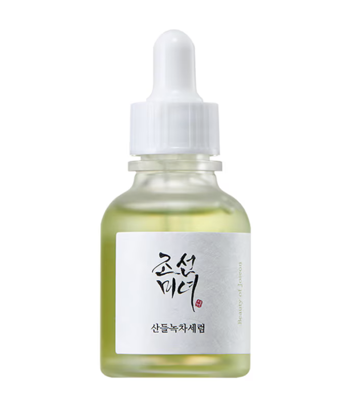 Sérum Calming Serum: Green Tea + Panthenol bylo vytvořeno na podporu zklidnění pleti podrážděné UV zářením a dalšími vnějšími faktory.
Jeho složení obsahuje 50 % zeleného čaje a 30 % pelyňku, které pleť hydratují a zklidňují, zatímco 5 % panthenolu působí jako hydratační bariéra chránící pleť před podrážděním. 420 Kč