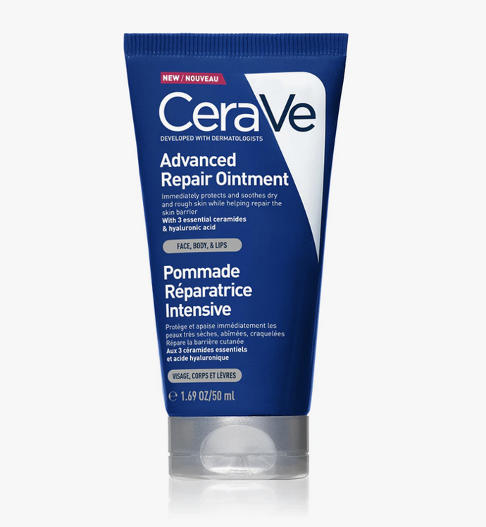 Regenerační mast CeraVe Healing Ointment je speciálně určená pro úlevu od extrémně suché, popraskané nebo podrážděné pokožky. Obsažená vazelína poškozené pokožce ulevuje, kyselina hyaluronová jí zase dodá potřebnou hydrataci. Mast navíc obsahuje ceramidy, které podporují přirozenou kožní bariéru. Díky nekomedogennímu složení, které neucpává póry, je mast vhodná pro všechny typy pokožky. 325 Kč