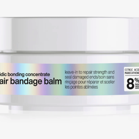 Bezoplachový balzám pro roztřepené a suché konečky Acidic Bonding Concentrate, Redken, 1 200 Kč (75 ml), prodává Notino