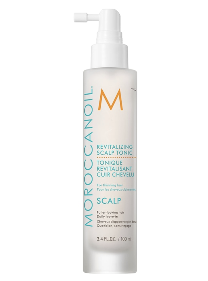 Moroccanoil Revitalizing Scalp Tonic je lehký bezoplachový přípravek na každý den, který se rychle vstřebává a postupně pomáhá k hustším, objemnější a silnějším vlasům. 1190 Kč