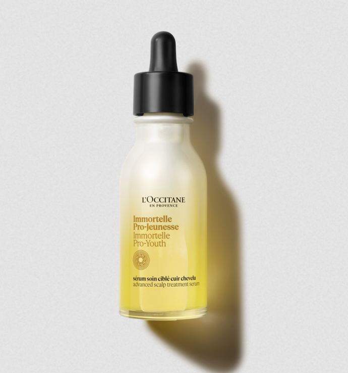 é sérum spojuje antioxidační sílu esenciálního oleje ze slaměnky, jedinečného oleje z Korsiky, se směsí revitalizačních přírodních peptidů a kyseliny hyaluronové, aby působilo na pokožku hlavy, 1250 Kč