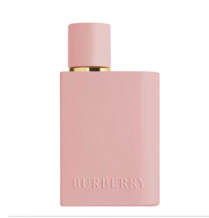 Burberry Her Parfum se otevírá jemnými tóny třešní. Tato ovocná a přesto výrazná gurmánská vůně se následně rozvíjí přes hřejivý jantar až k elegantní a podmanivé vanilce, komplexní a plné kontrastů, 2431 Kč, prodává Marionnaud