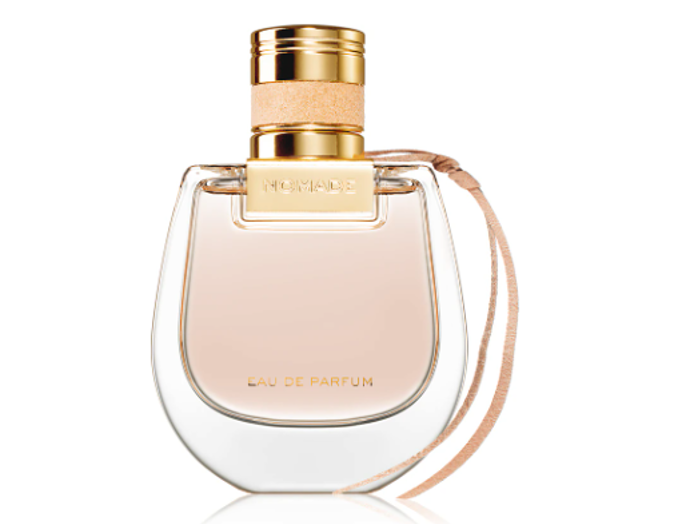 Chloé Nomade Jasmin Naturel Intense ztělesňuje podmanivý zážitek. Její představivost vás okamžitě vtáhne do impozantní krajiny, kde poušť přechází v hory. S příchodem noci se začíná objevovat vůně jasmínu, která kontrastuje se sladkými tóny datlového a hruškového akordu a odhaluje tak svou plnou bohatost a komplexnost, 2600 Kč, prodává Fann