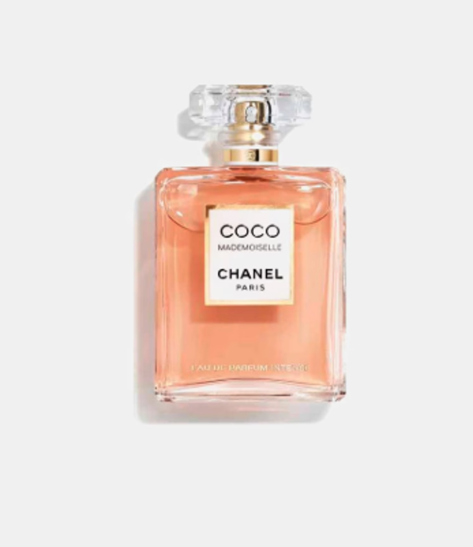 Intenzivní parfémová voda Coco Mademoiselle Intense Chanel je esence nezávislé a okouzlující ženy. Dřevitě-ambrová orientální vůně s pikantním charakterem: smyslná, hluboká a návyková, 2600 Kč, prodává Douglas