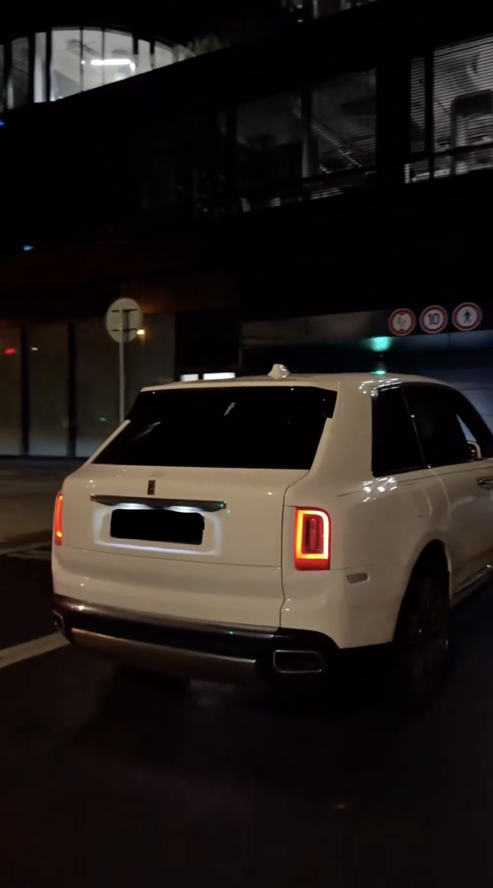 Bílý Rolls-Royce vzbudil mezi fanoušky velkou pozornost ještě před začátkem vysílání.