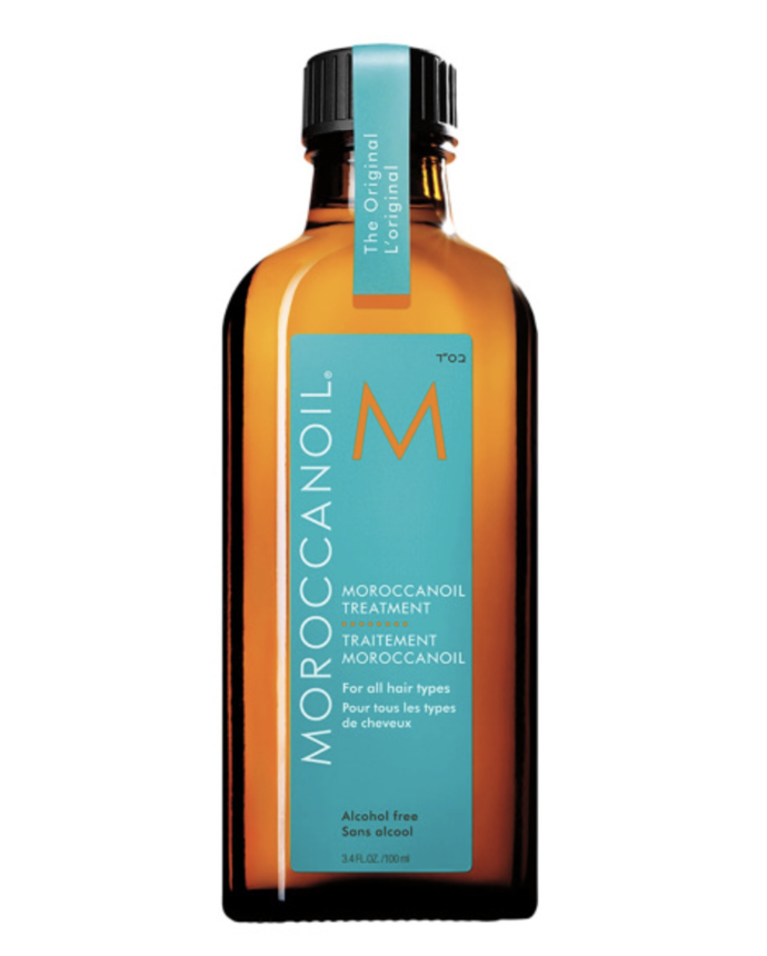 Moroccanoil Treatment díky obsahu antioxidačního arganového oleje a vitamínů podporujících lesk tato transformační péče vlasy rozplétá, urychluje dobu schnutí a zvyšuje jejich lesk, 1329 Kč