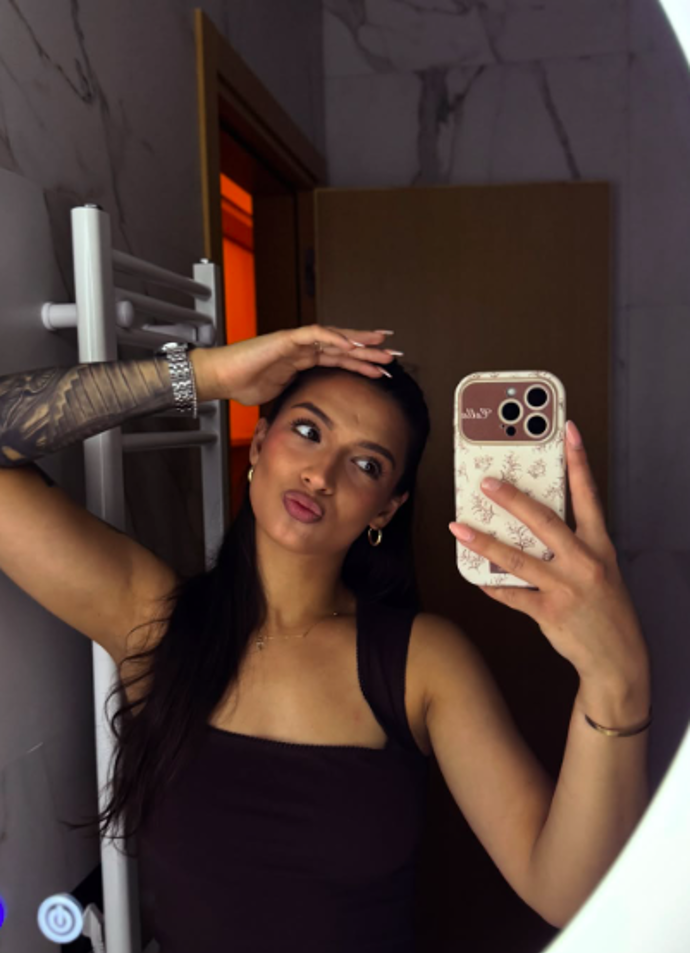 Vanesa podle sledujících ve vile zamíchá kartami. 