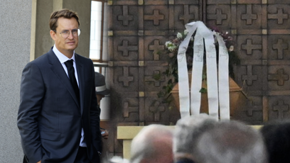 FOTO: Štěpán Tesařík na pohřbu otce.