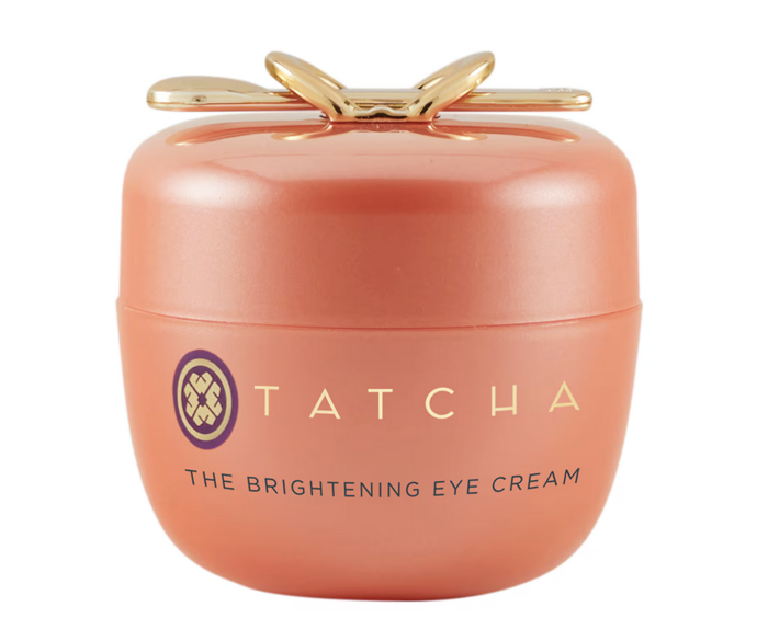 Tatcha The Brightening Eye Cream - Rozjasňující a zpevňující péče o oční okolí obohacená o vitamin C s prodlouženým uvolňováním po dobu 12 hodin. Působí do hloubky na 3 typy kruhů pod očima, redukuje váčky a viditelně zpevňuje pro zářivější a odpočatější vzhled, 1800 Kč