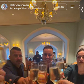 Dalibor Cicman následně na svůj Instagram sdílel fotku se šampaňským, ke které napsal: Ze slumu do pětihvězdy.