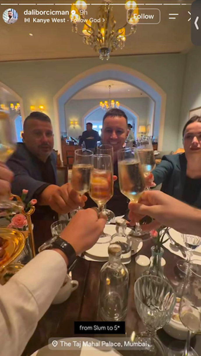 Dalibor Cicman následně na svůj Instagram sdílel fotku se šampaňským, ke které napsal: Ze slumu do pětihvězdy.