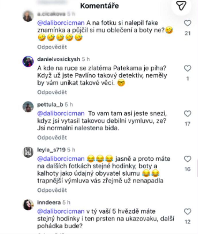 Lidé mu nevěří jeho lež. Na předchozím snímku měl totiž stejné kalhoty, boty i hodinky jako na fotce, kterou sdílel ze slumu s luxusními hodinky.