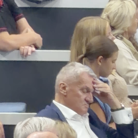 Primátor seděl na tribuně se zavřenýma očima a rukou opřenou o čelo.