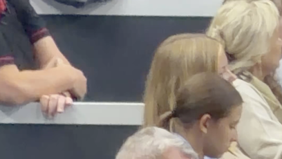 FOTO: Primátor seděl na tribuně se zavřenýma očima a rukou opřenou o čelo.