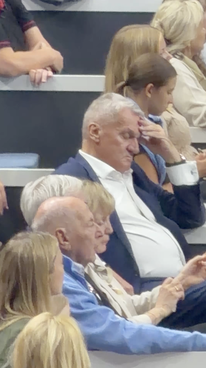 Primátor seděl na tribuně se zavřenýma očima a rukou opřenou o čelo.