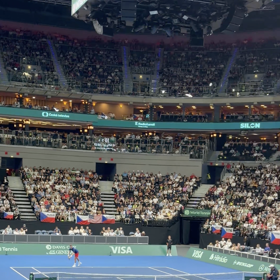Čeští tenisté před zaplněnou O2 arenou porazili Spojené státy 3:2.