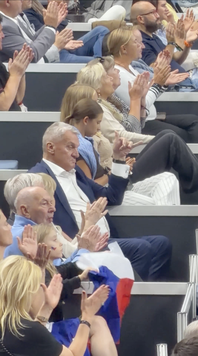 Jakmile začala hala hlasitě tleskat, pražský primátor jako by okamžitě ožil.
