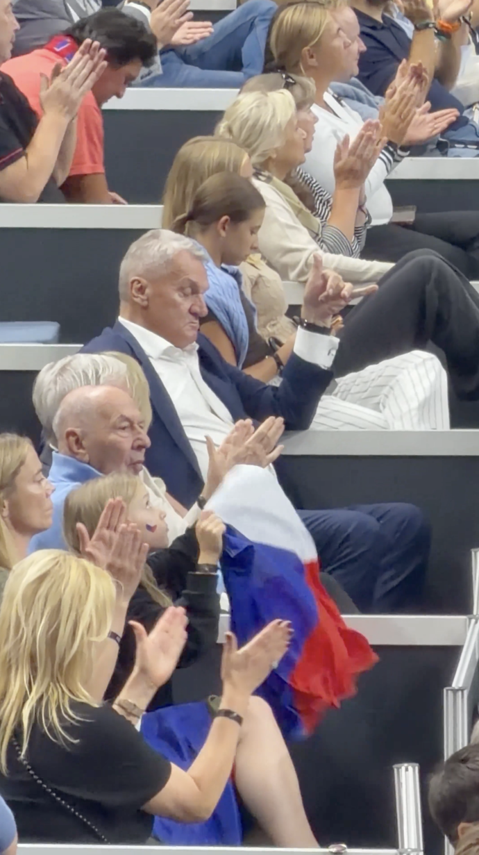 Bohuslav Svoboda po krátkém šlofíku ukázal směrem k tenisovému kurtu.