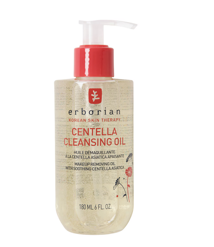 Jemný odličovací olej Erborian
Centella Cleansing Oil odstraňuje make-up (včetně voděodolného) a přebytečný maz a nečistot a zároveň pomáhá pokožce udržet její přirozenou vlhkost.