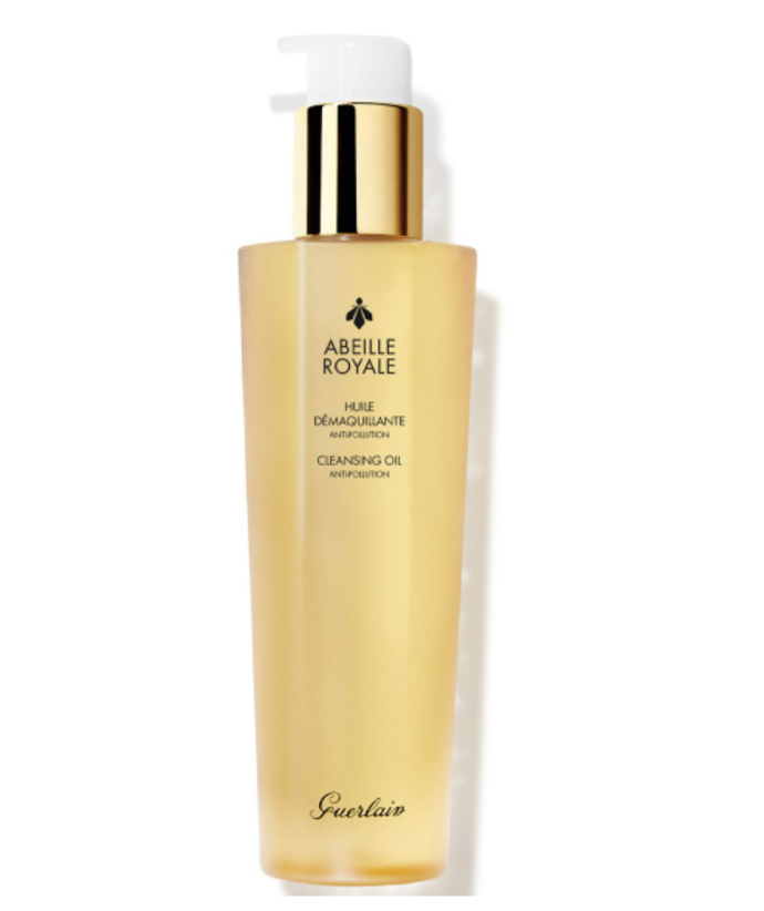Vyživující čisticí olej Guerlain Cleansing Oil Abeille Royale s mateří kašičkou jemně a šetrně odstraňuje všechny typy make-upu, dokonce i voděodolný, z obličeje, očí a rtů a pomáhá zbavit pleť nečistot a škodlivých částic. 1700 Kč