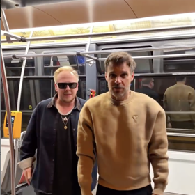 Leoš Mareš se Štěpán Kozubem vyrazili do práce tramvají.