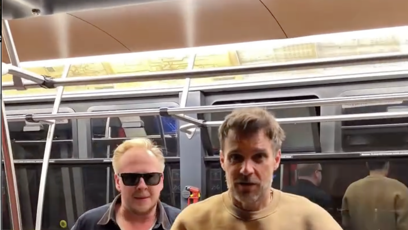 FOTO: Leoš Mareš se Štěpán Kozubem vyrazili do práce tramvají.