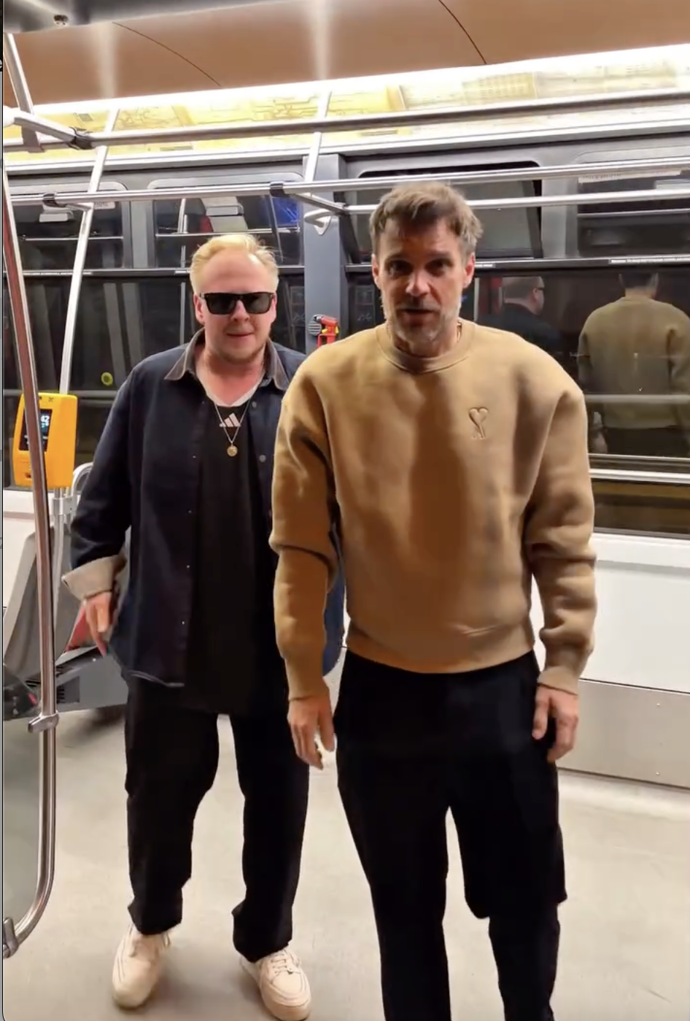 Leoš Mareš se Štěpán Kozubem vyrazili do práce tramvají.