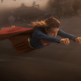 Milly Alcock jako Supergirl.