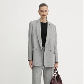 Sako, 10 990 Kč, kalhoty, 7 399 Kč, Twinset, prodává Answear
