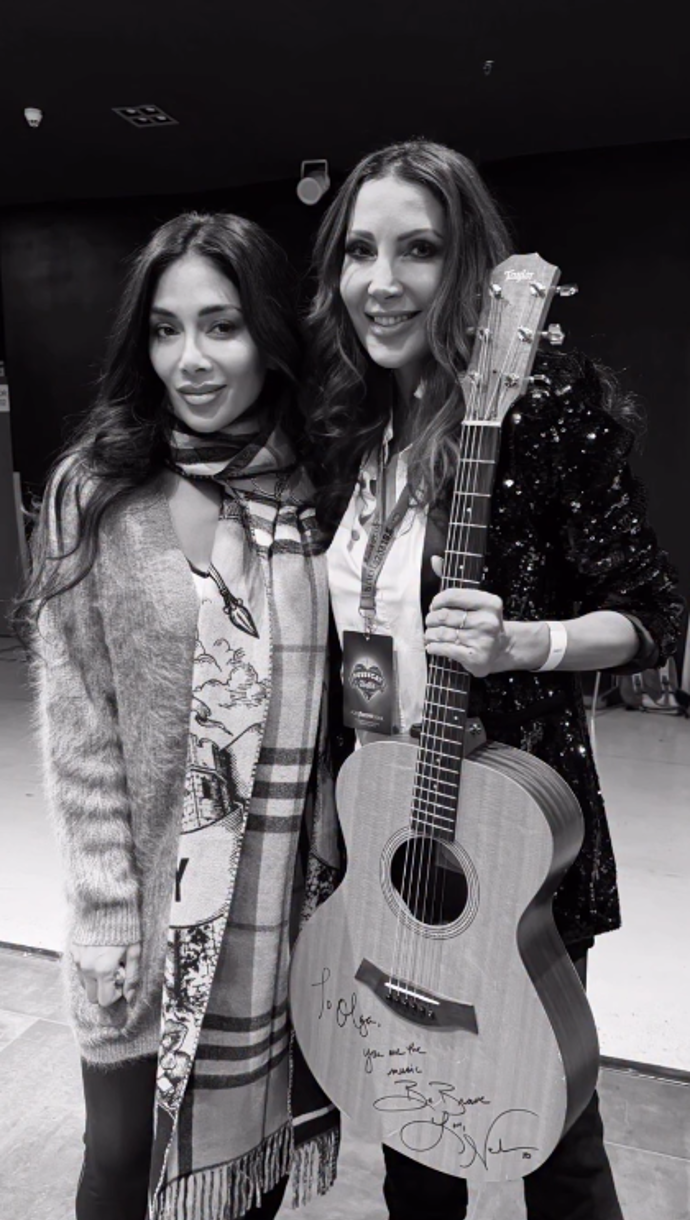 Nicole Scherzinger podepsala Olze kytaru. 