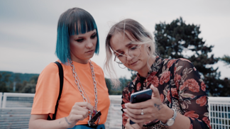 Influencerky Ok, sister testují nový telefon Huawei