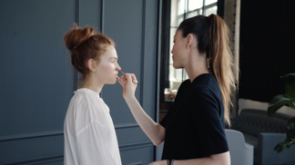 VIDEO: Výrazné pihy a svěží barvy - letní summer look podle Jany Darmovzalové