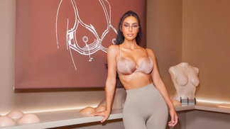  

Kim Kardashian v nové kampani na podprsenku s umělými bradavkami SKIMS Push-Up Nipple Bra
