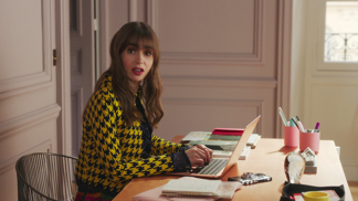  

Scéna ze seriálu  Emily in Paris 
