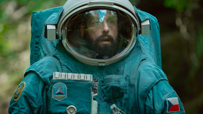 

Adam Sandler v titulní roli filmu Kosmonaut z Čech
