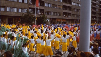 Průvod kráčející po Letenské pláni směrem k Holešovicím (1980).